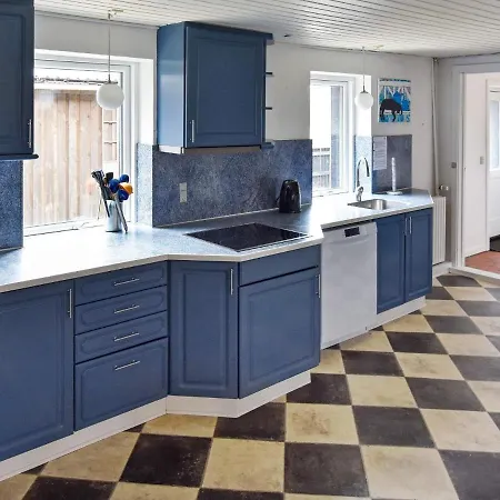 Five-bedroom Holiday In 2 * Vestervig