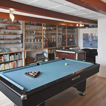Five-bedroom Holiday In 2 * Vestervig